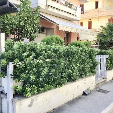 Gemutliche Ferienwohnung In Mit Privatem Garten